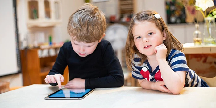 Barn använder AI-roboten Laiban på en förskola i Helsingborg.