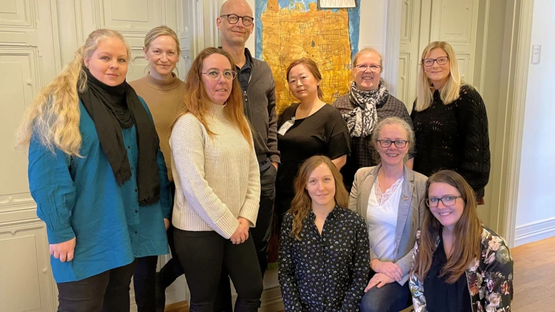 Stående från vänster: Susanne Sellami, Mia Norberg Nguyen, Rosa Trygg, Ola Jacobson, Mee Årefors, Pia Bastholm och Veronica Andersson. Sittande från vänster: Frida Andersson, Sofia Mattsson och Elin Turesson.