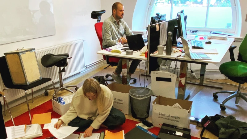 Inne i rådhuset sliter valkansliet med att få ihop alla delar. Att valet till stor del förlitar sig på manuell handpåläggning och papper är en styrka, men innebär också att de ibland får använda hela rummet och tänja lite på det där med ergonomi.