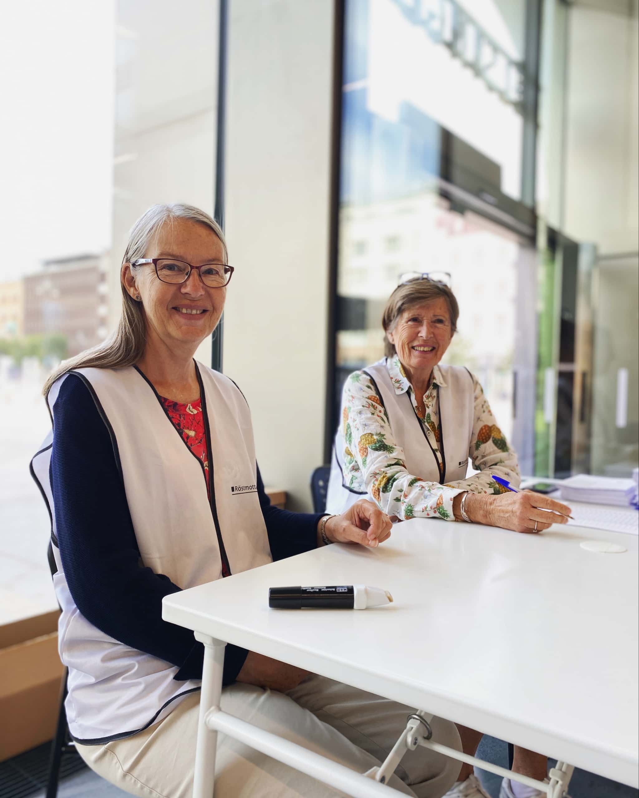 Agneta och Eva är två av våra klippor som tar emot förtidsröster på Helsingborg C.