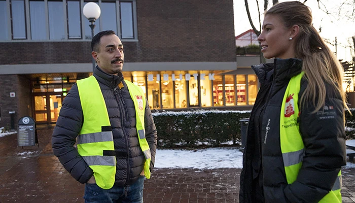 Trygghetsvärdarna jobbar två och två i stadsdelarna och byarna, här syns de i stadsparken.