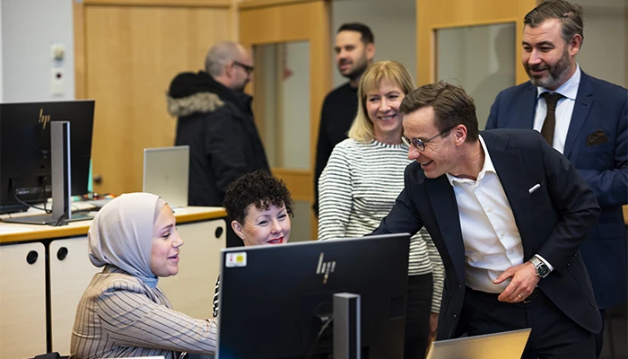 Statsminister Ulf Kristersson diskuterar brottsbekämpning med Iman Abbas och Lina Andersson från stadsledningsförvaltningen och Ingela Nielsen från miljöförvaltningen.