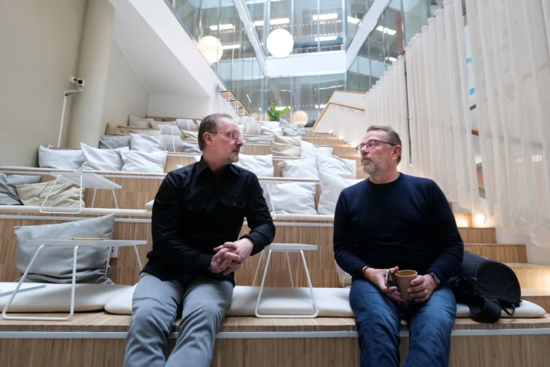 Uppfinnaren och vaktmästaren Gunnar Karlsson tillsammans med Stefan Christiansson, projektledare för acceleratorprogrammet som börjar till hösten..