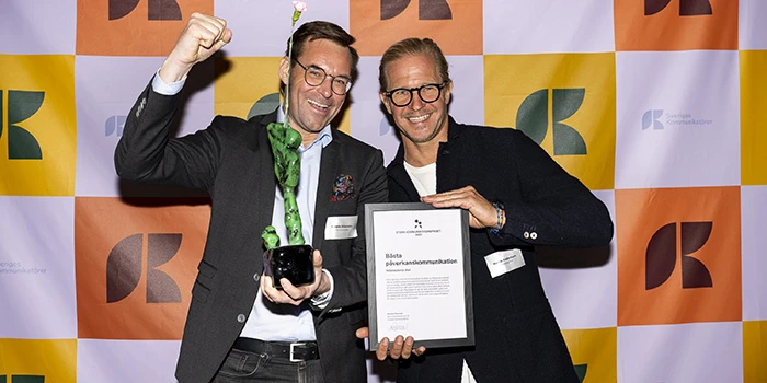 Kommunikations- och näringslivsdirektör Fredrik Wahrolén och grafiker Fredrik Andersson tog emot priset på Sveriges kommunikatörers gala onsdagen 26 april. Foto: Nathalie Malic