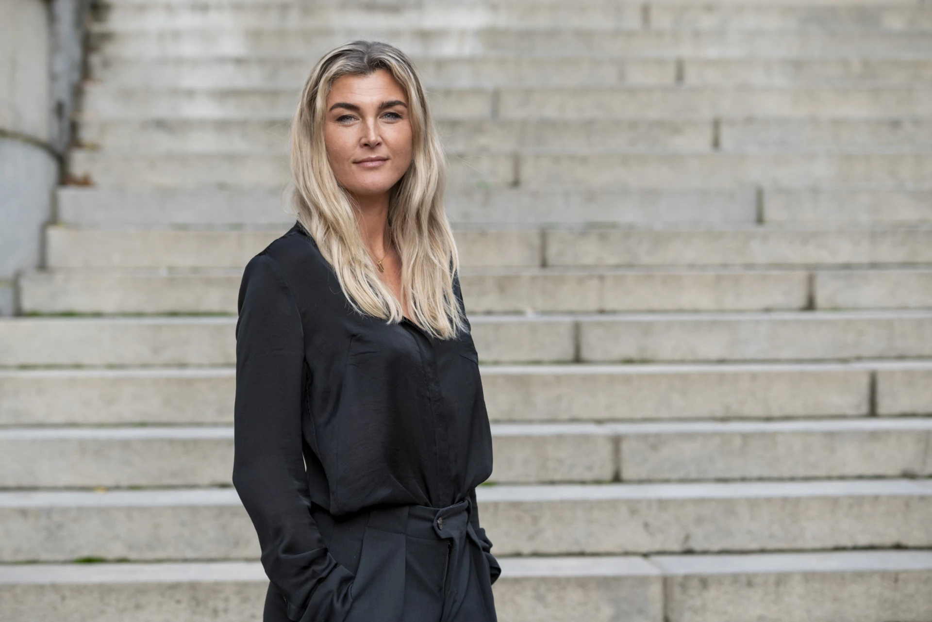 Johanna Nyström står på Stortorget med Terrasstrapporna i bakgrunden