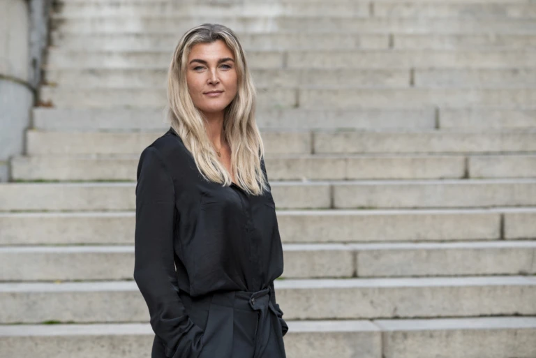 Johanna Nyström står på Stortorget med Terrasstrapporna i bakgrunden