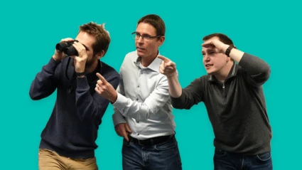 Tre personer står bredvid varandra mot en helgrön bakgrund. En person kikar i kikare och två pekar ut i luften, till synes mot framtiden.