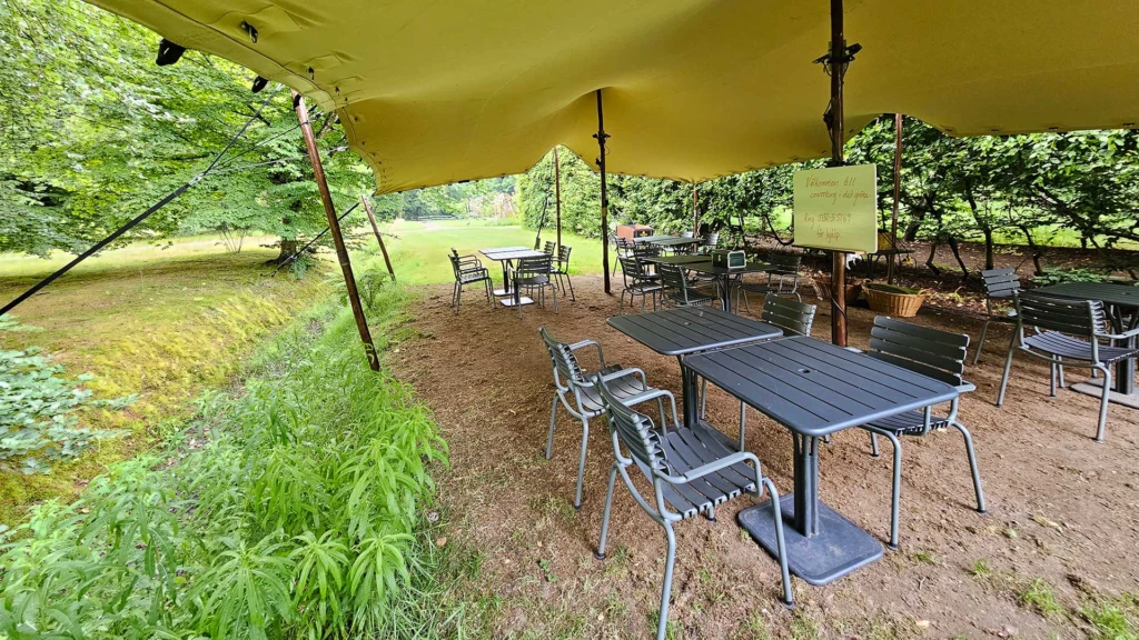Bord och stolar utomhus under ett tak