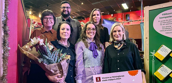 2024 års miljöprisvinnare från FAB Collective (nedan fr.v): Louise Åkesson, Filippa Nielsen och My Johannessen. Stadens tillförordnade miljödirektör Lena Åkesson (ovan fr.v), miljönämndens ordförande Amir Jawad (L) och projektledaren Julia Roth delade ut priset.