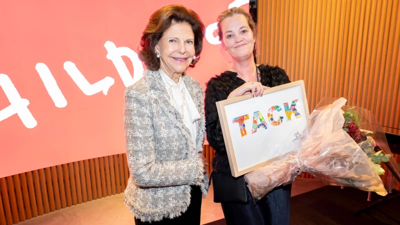 H.M. Drottningen tillsammans med Anette Bergmasth, vinnare av Childhoodpriset 2024. Foto: Jonas Borg