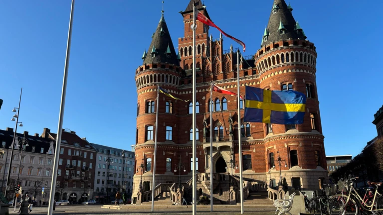 Flaggning på halv stång vid Rådhuset februari 2025.