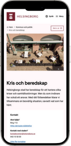 En mobiltelefon som föreställer en skärmdump av sidan för kris och beredskap på helsingborg.se