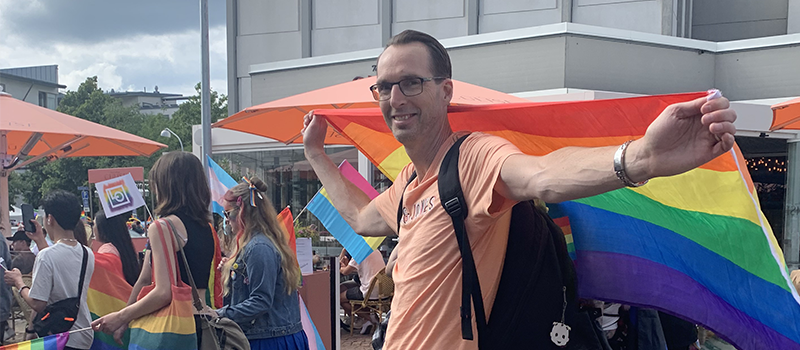 Med prideflagga i paraden