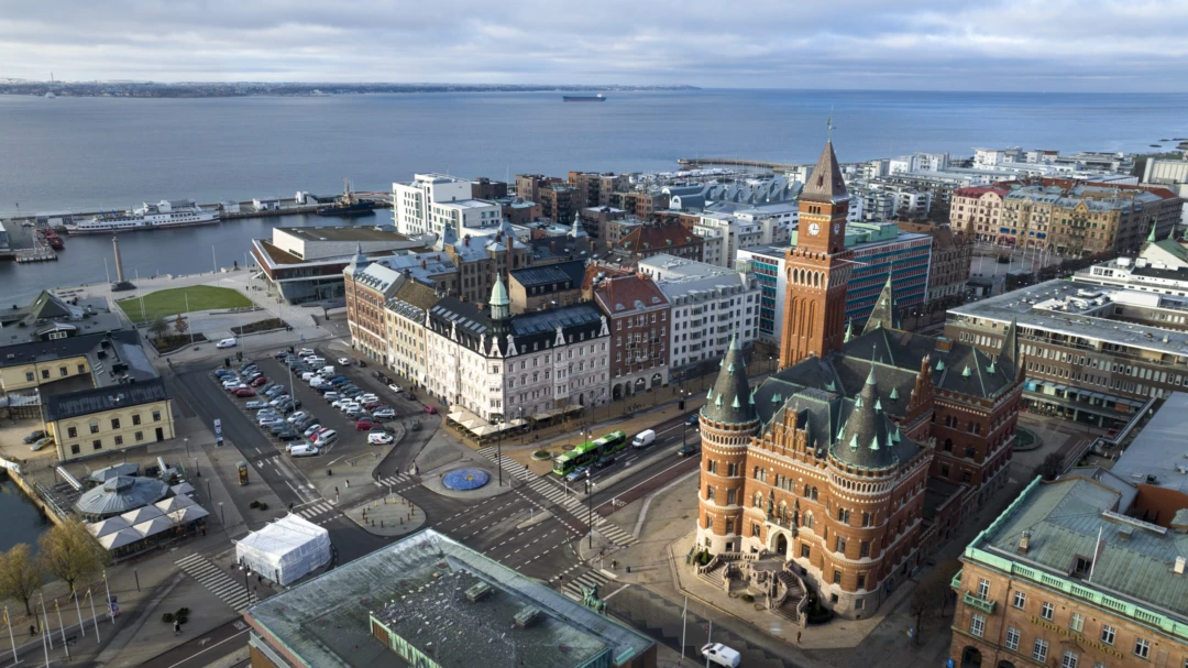 Vy över centrala Helsingborg med Rådhuset i förgrunden.