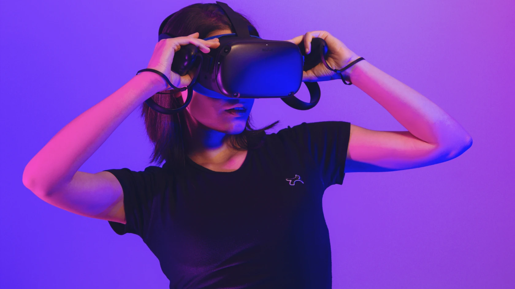 Person med VR-glasögon.