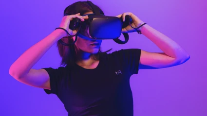 Person med VR-glasögon.