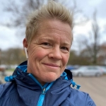 kvinna med kort ljust hår