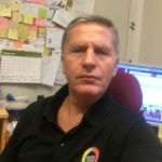 man med kort grått hår