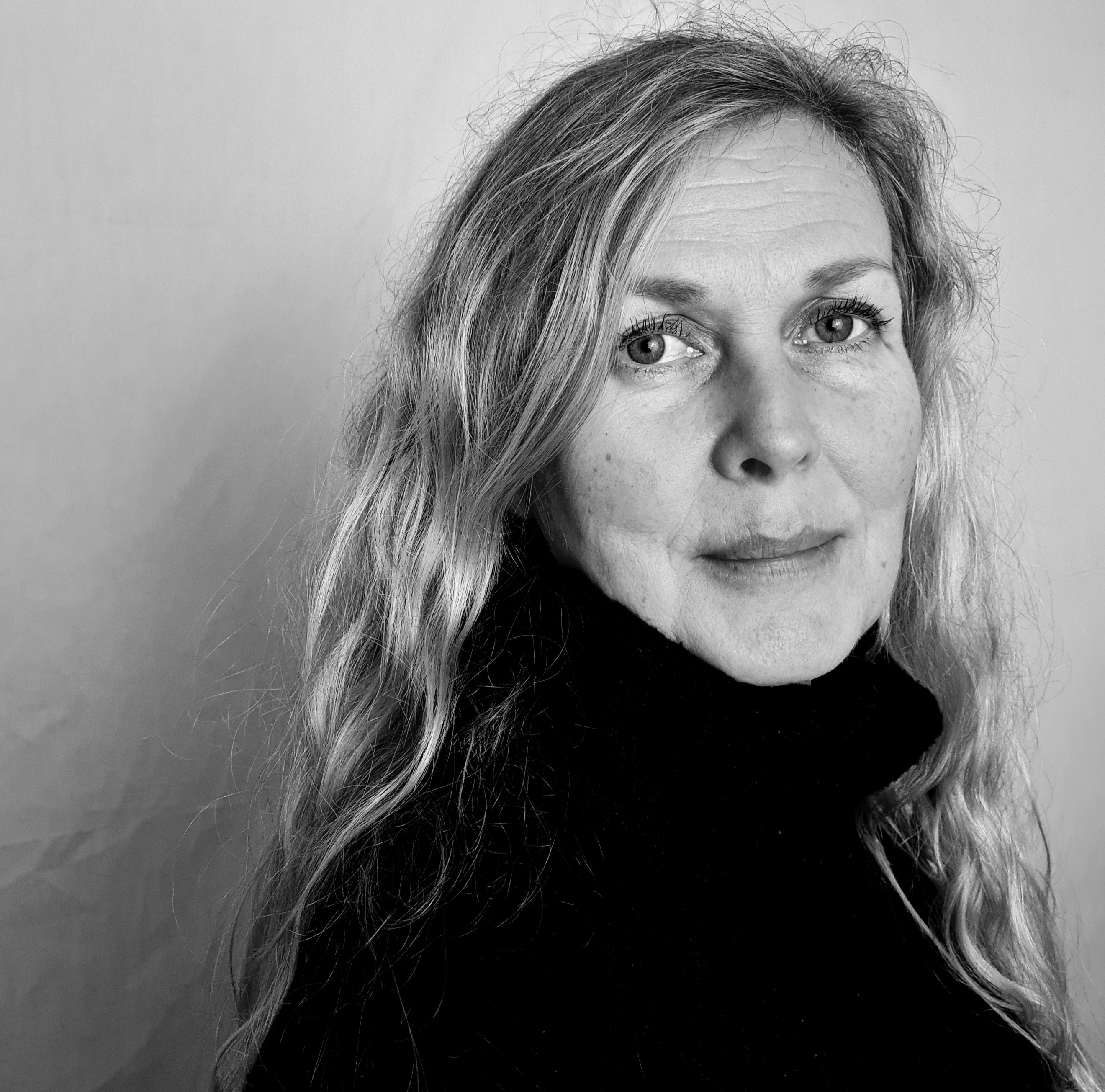 Kvinna med långt ljust lockigt hår