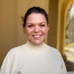 kvinna med mörkt uppsatt hår