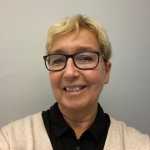 kvinna med kort ljust hår och glasögon