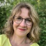 Kvinna med ljust lockig page