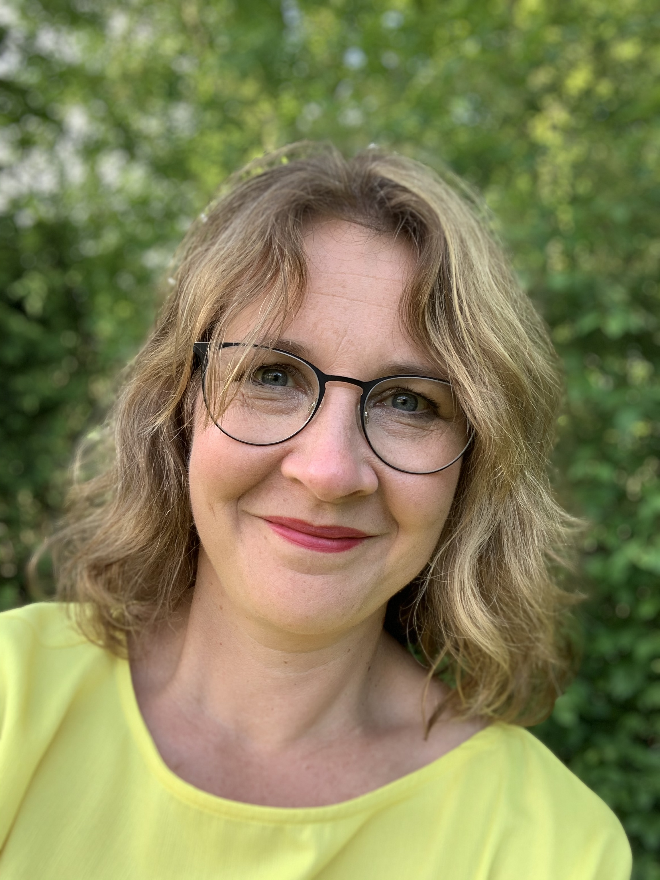 Kvinna med ljust lockig page