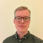 man med kort ljusbrunt hår och glasögon