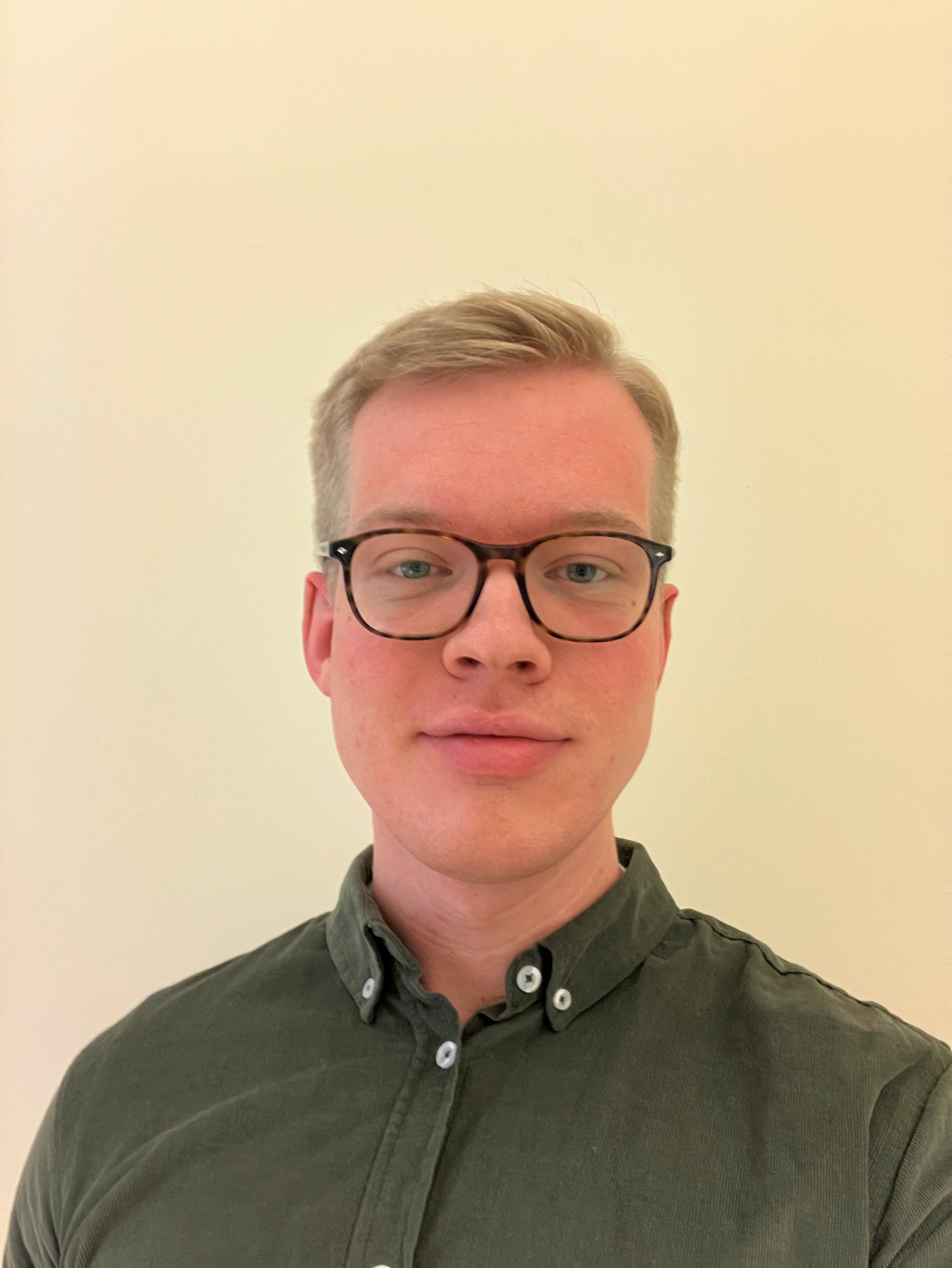 man med kort ljusbrunt hår och glasögon