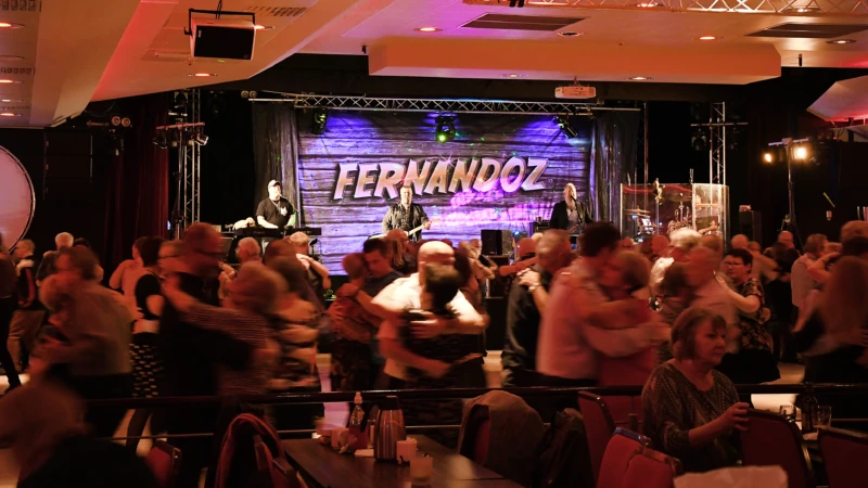 Äkta live dansbandsmusik bjuds det på. Denna kväll är det Fernandoz, ett av favoritbanden som spelar.