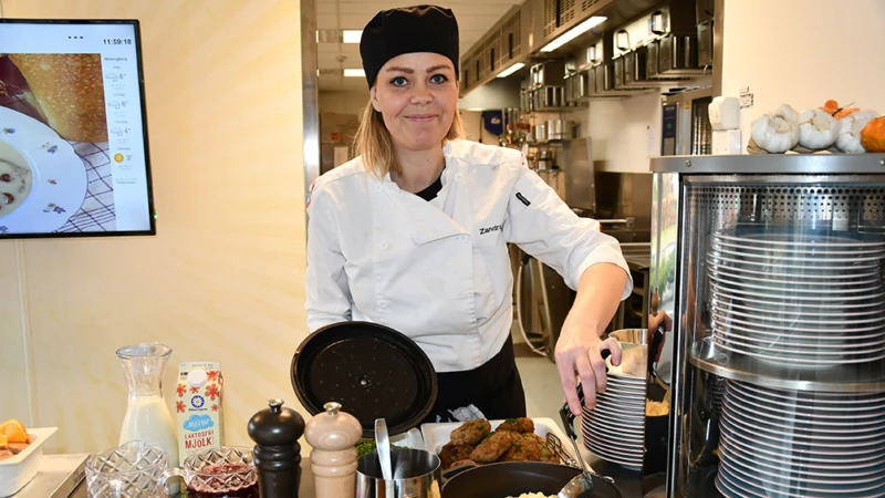 Zandra Mattsson dukar fram dagens rätt.