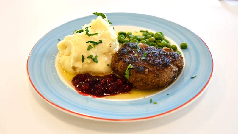 Dagens rätt är wallenbergare med skirat smör, ett luftigt och gräddigt mos, rårörda lingon och ärtor.