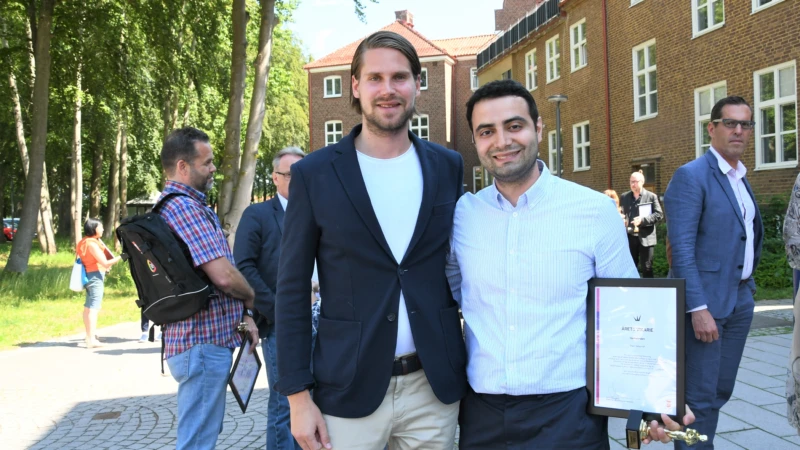 Thaer ”Theo” Salaymeh, utsedd till årets vikarie inom hemvården tillsammans med sin chef Victor Höjer.