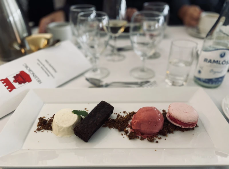 Den storslagna desserten bestod, bland annat, av hallonsorbet och chokladkaka.