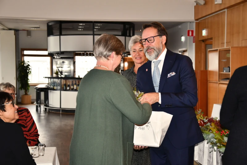 Vård- och omsorgsnämndens ordförande Lars Thunberg och omsorgsdirektören Annika Andersson delade ut blommor och vaser.