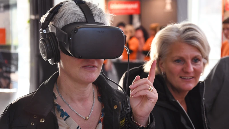Bakom VR-glasögonen döljer sig omsorgsdirektör Annika Andersson som fick uppleva verksamheten i Virtual Reality.