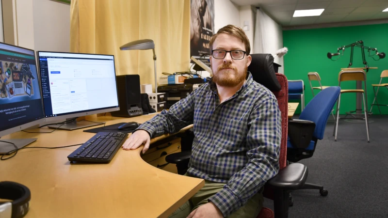 Fredrik Bernhoff varierar sitt arbete på SIA Media med praktik på Pingstkyrkans secondhand-butik.