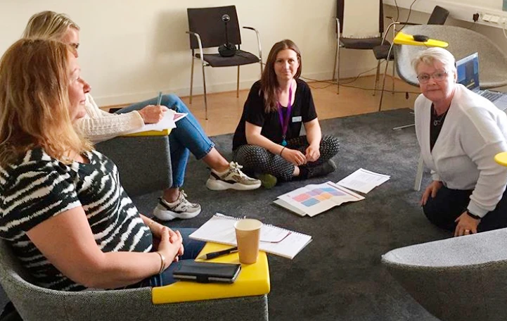 Ett gäng kreativa biståndshandläggare spånar kring lösningar, från vänster Rahel Roland, Jennie Delin, Lovisa Löfdal och Karin Nilsson.
