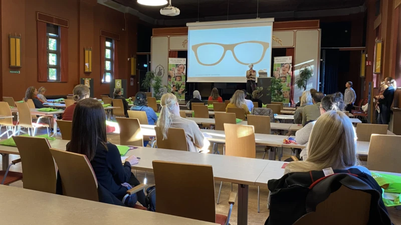 Ni har alla viktiga nya glasögon menade omsorgsdirektör Annika Andersson som uppmanade till att anteckna om man ser något i arbetet man reagerar på.