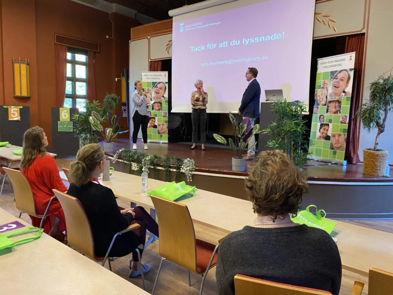 Moderator Charlotte Esbjörnsson ställde frågor till omsorgsdirektör Annika Andersson och vård- och omsorgsnämndens ordförande Lars Thunberg om skillnaden mellan deras roller.