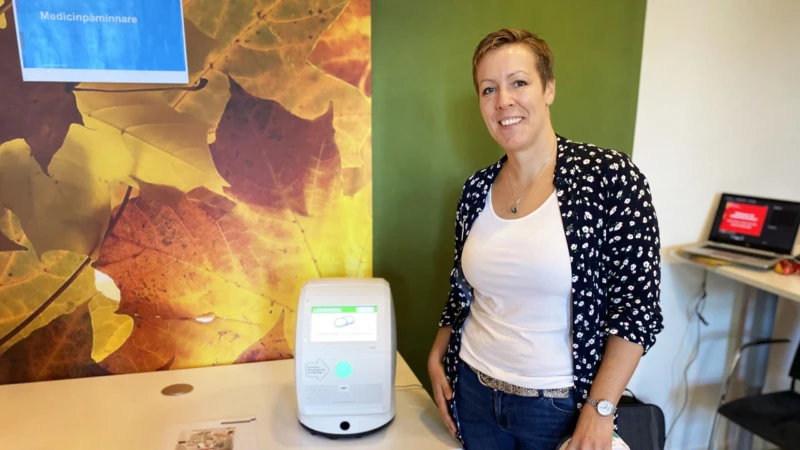 Veronica Hyllander, välfärdstekniksamordnare, visade ”medicinpåminnaren” som kan bespara tid inom hemvården.