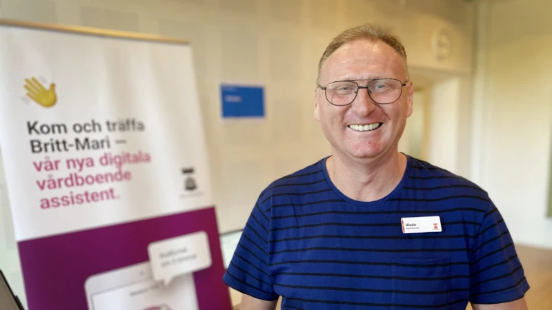 Vlado Filipovic, administratör på vårdboendet Kungshult visade appen som ger svar på vanliga frågor, levererar nyheter uppläst på olika språk och ger tillgång till bilder från vårdboendets Instagramkonto.