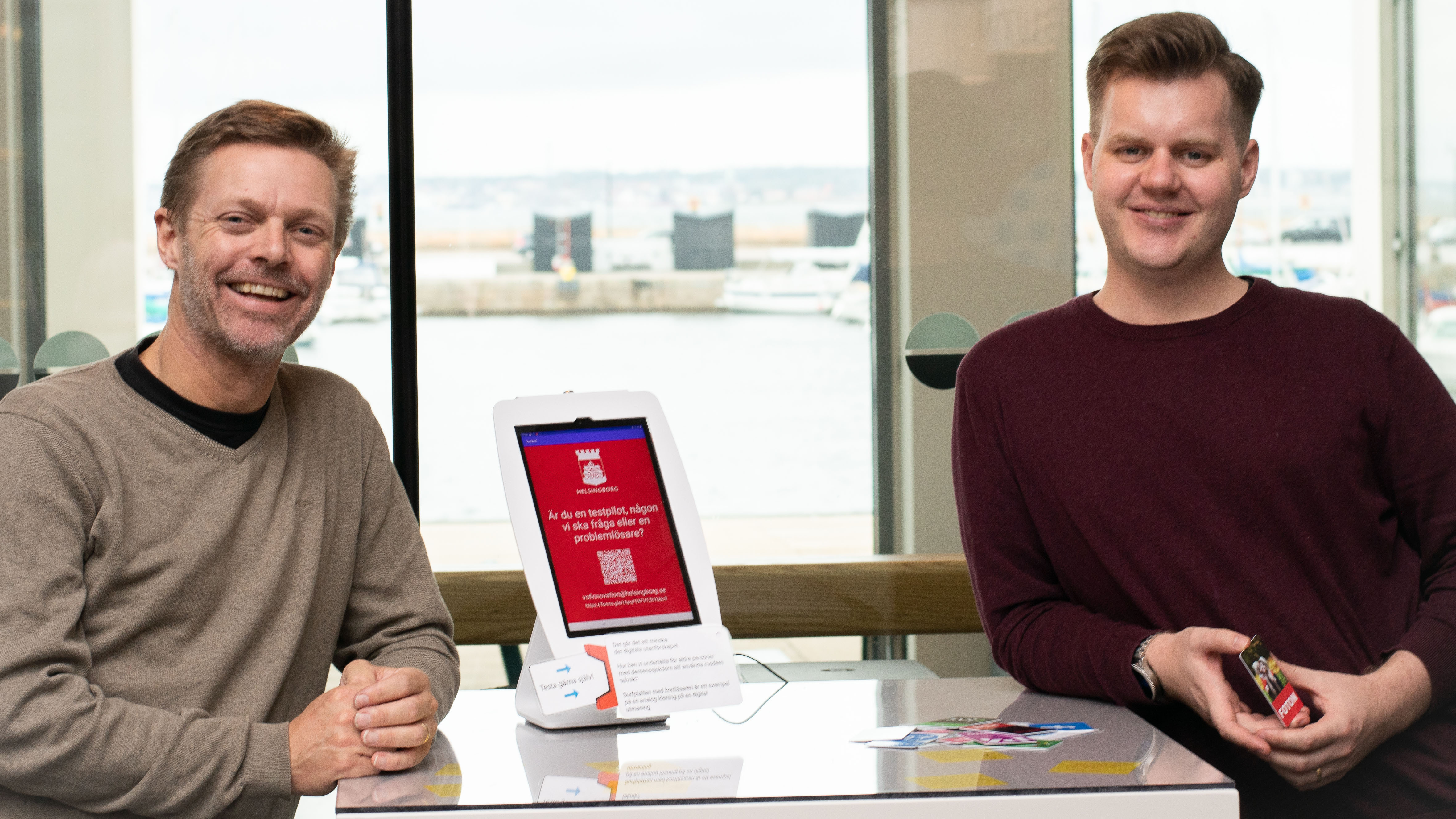 Johan Müllern-Aspegren och Robert Skans visar upp vård- och omsorgsförvaltningens bidrag till utställningen.