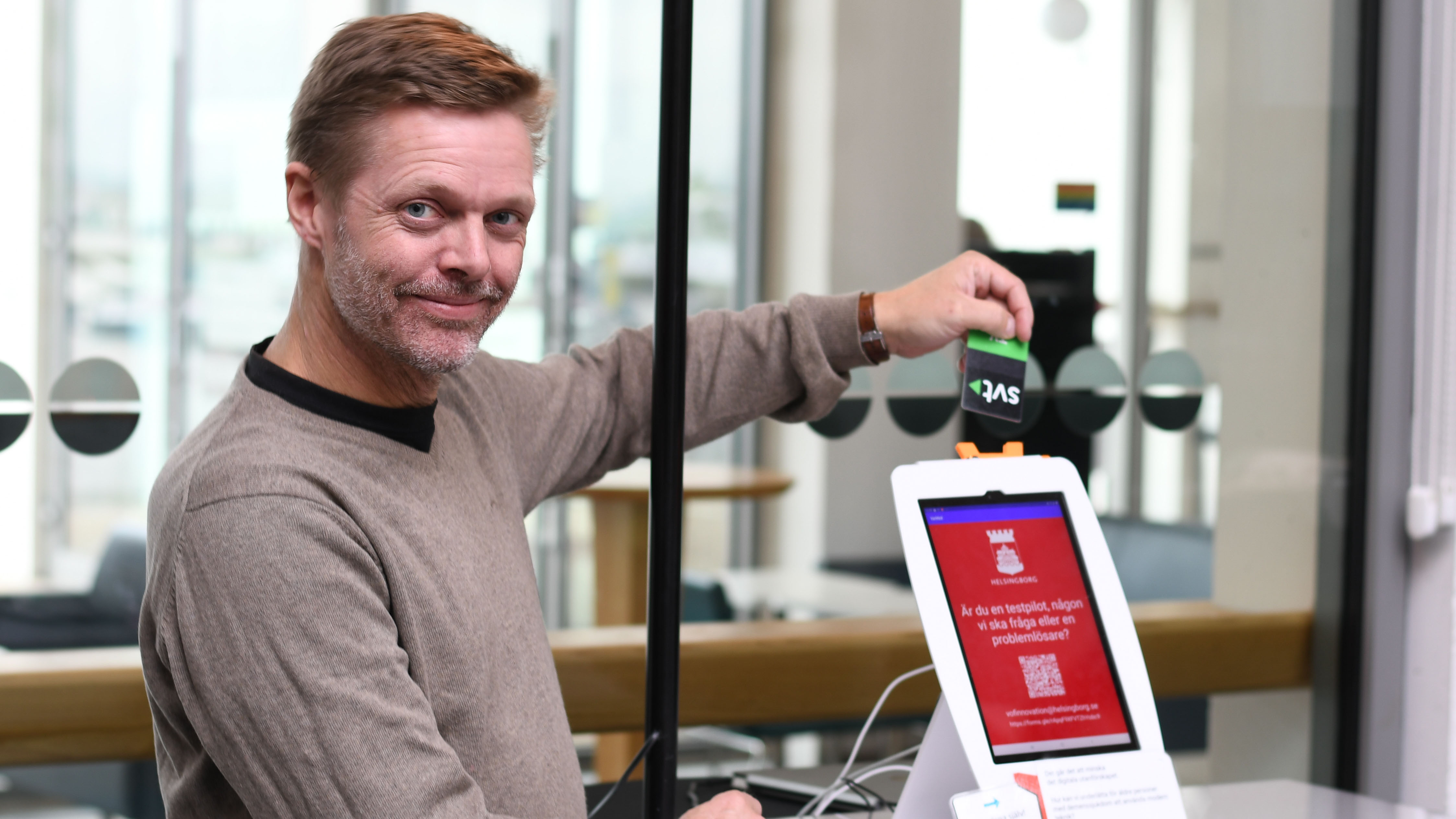 Johan Müllern-Aspegren visar hur surfplattan genom smarta kort blir lättanvänd, på riktigt.