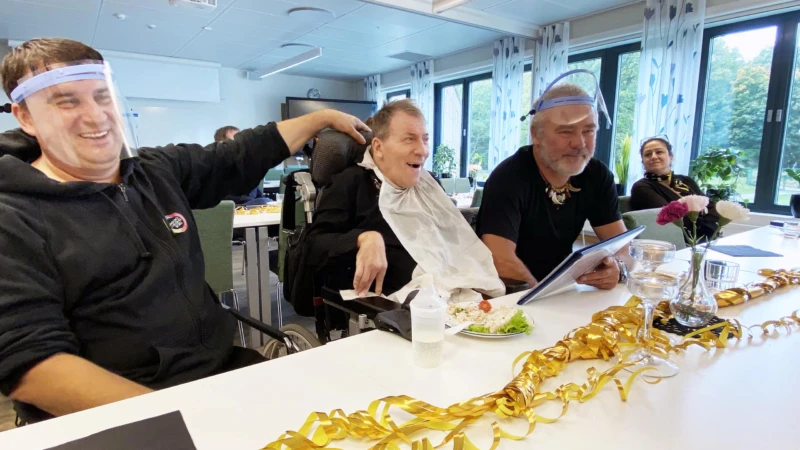 En glädjens fest för assistenten Zoran, kunden Jonny och assistenterna Bengt och Iftikar.