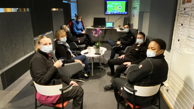 Personal på Hemvård Centrum 4 sitter bänkade framför skärmen på Hemvårdens dag.