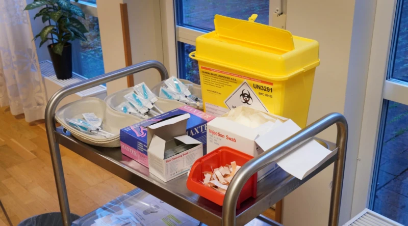 Allt är noggrant förberett inför vaccineringen.