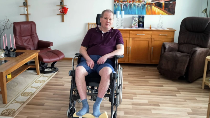 Rickard i sitt trivsamma vardagsrum på Ättekulla.