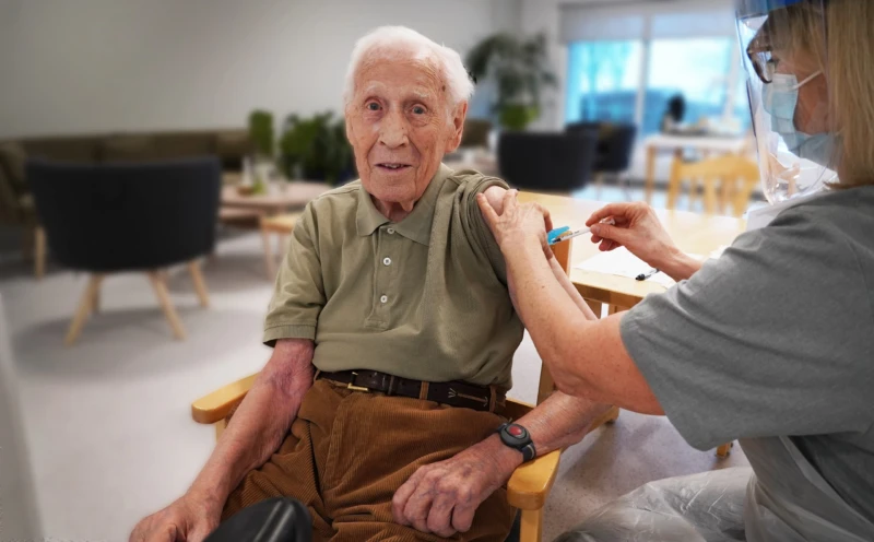 Bertil Perntoft får vaccin mot covid-19.