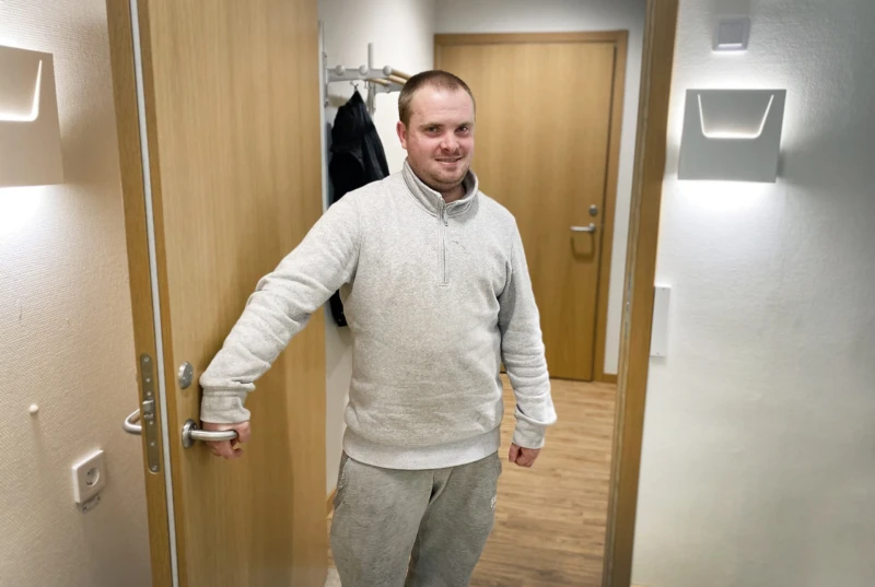 Philip Lindblom tar emot på korttidsboendet Slussen där han bor i en egen lägenhet tio dygn i månaden.
